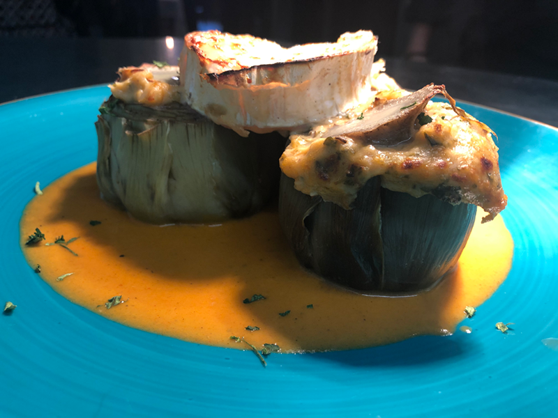 Alcachofas rellenas de frutos del mar gratinadas con queso de cabra.